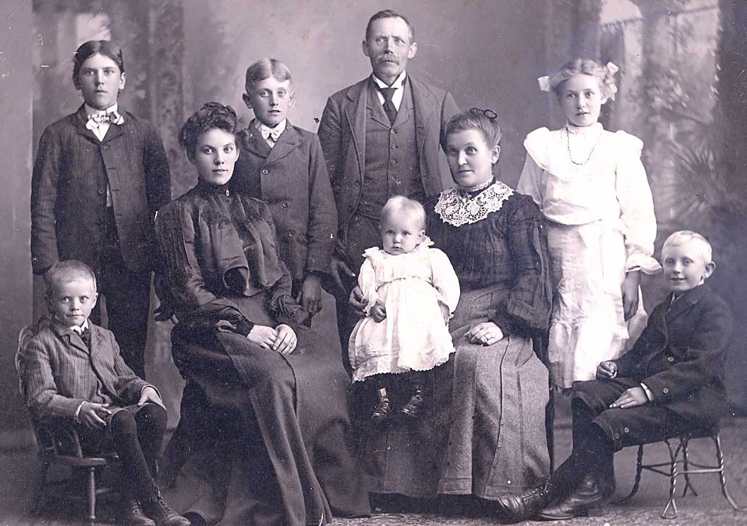 Knute Hoey Family 1903